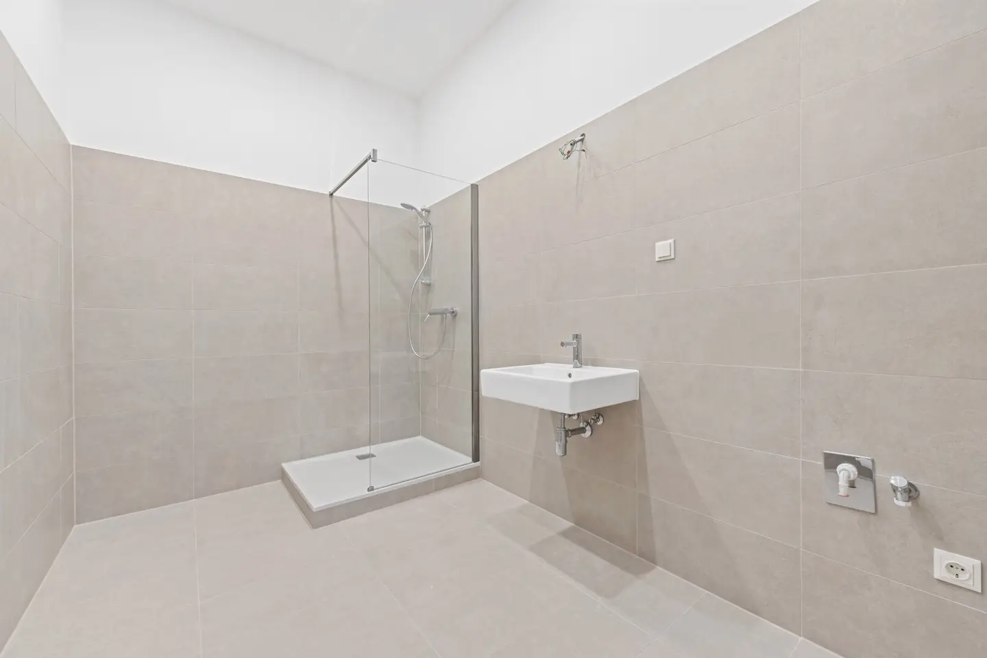 Bright period apartment with balcony and elevator in quiet courtyard setting