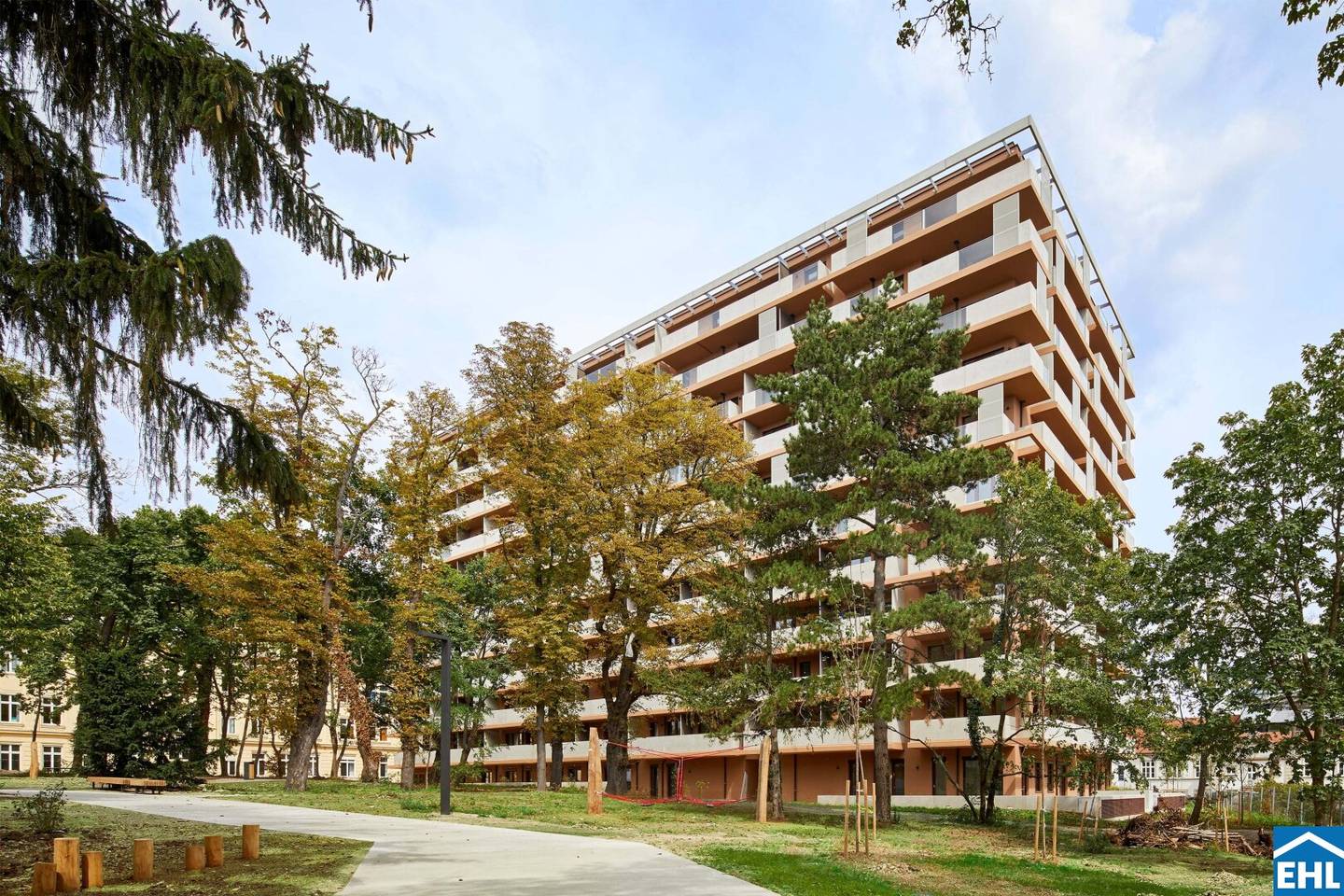 Panoramic Views & Comfort – Loggia Apartment with East-West Orientation