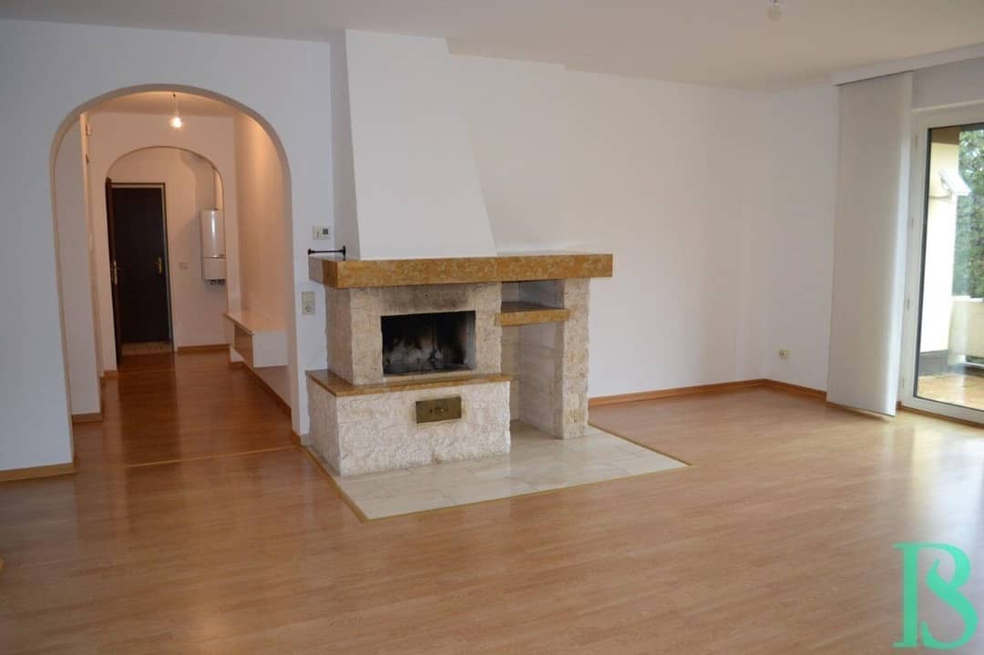 Etagenwohnung with terrace and fireplace in a green setting