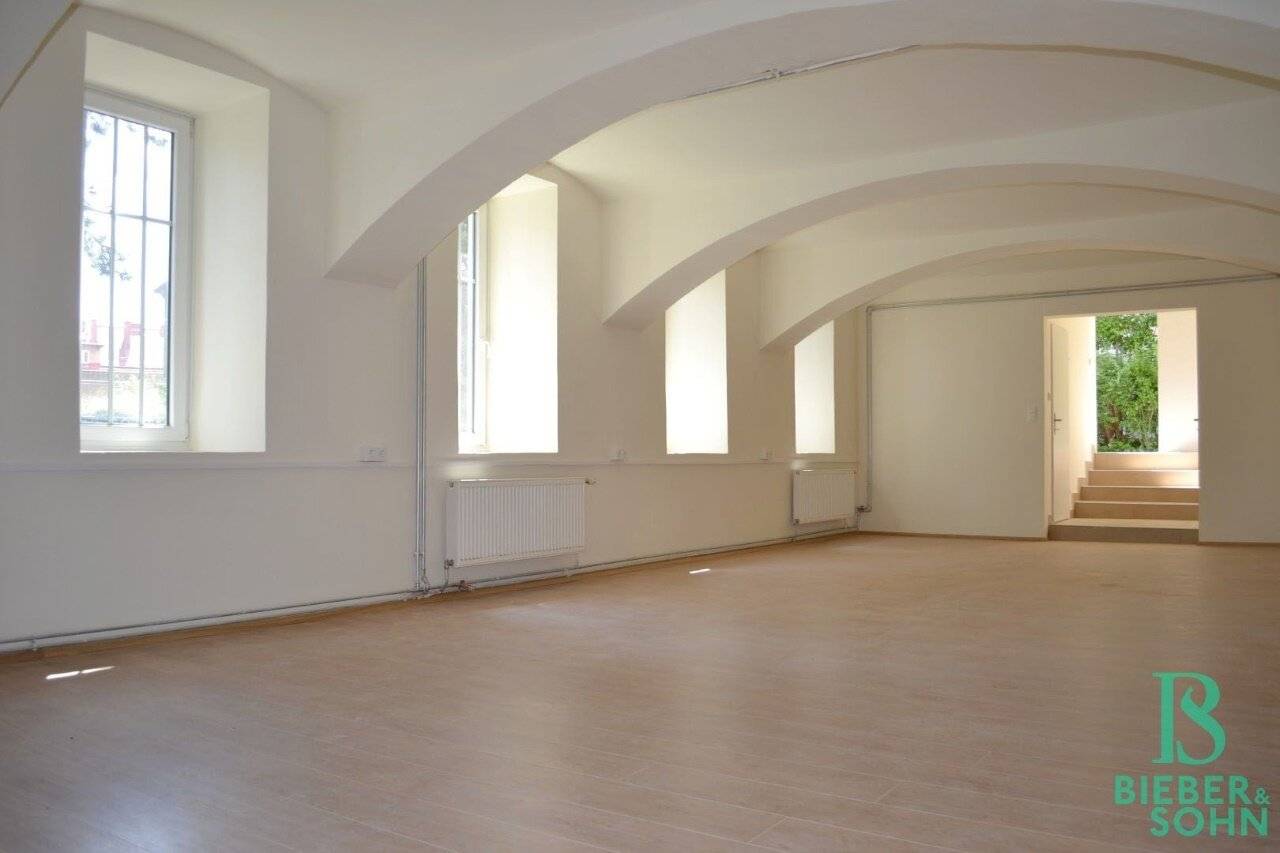 Loft with vaulted ceiling in an Art Nouveau house, well suited as a studio/office/therapy studio