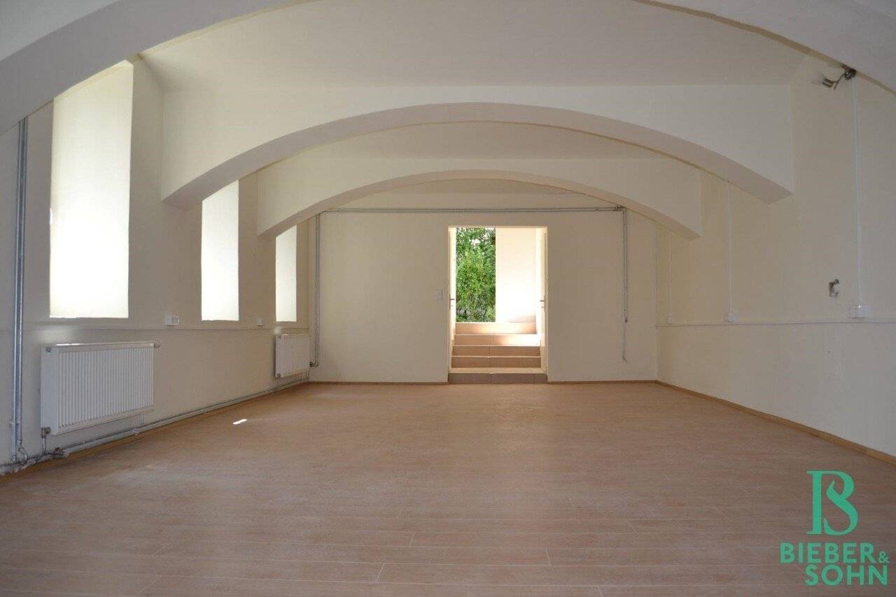 Loft with vaulted ceiling in an Art Nouveau house, well suited as a studio/office/therapy studio
