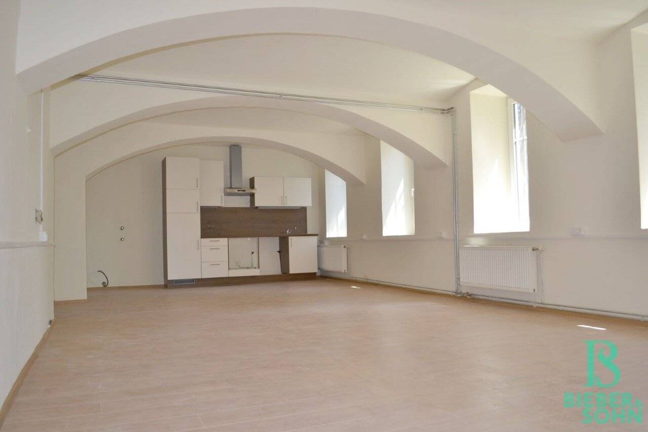 Loft with vaulted ceiling in an Art Nouveau house, well suited as a studio/office/therapy studio