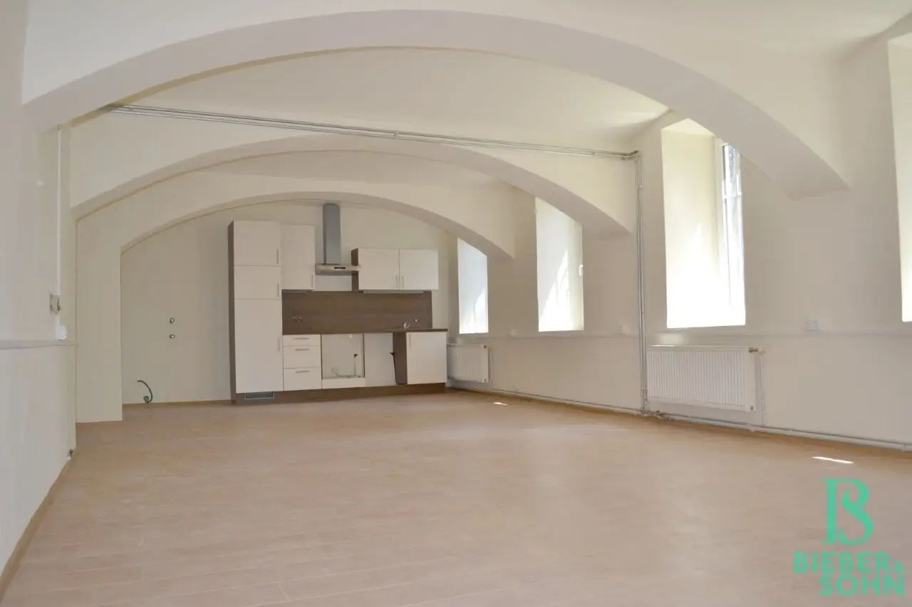 Loft with vaulted ceiling in an Art Nouveau house, well suited as a studio/office/therapy studio