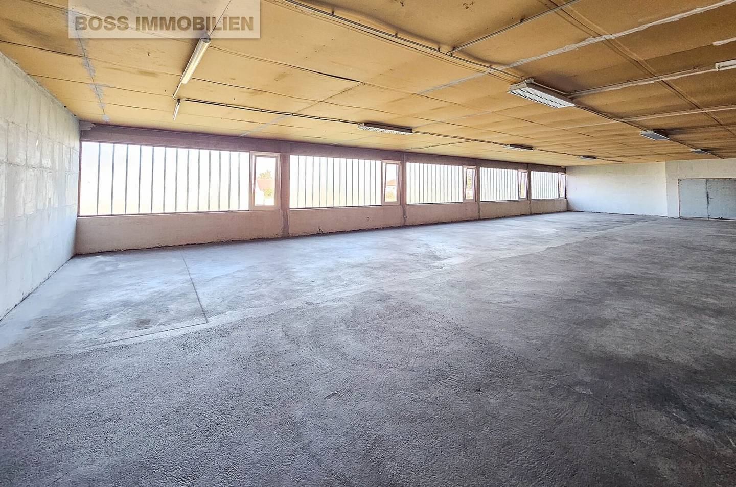 large storage area 330 m² usable space