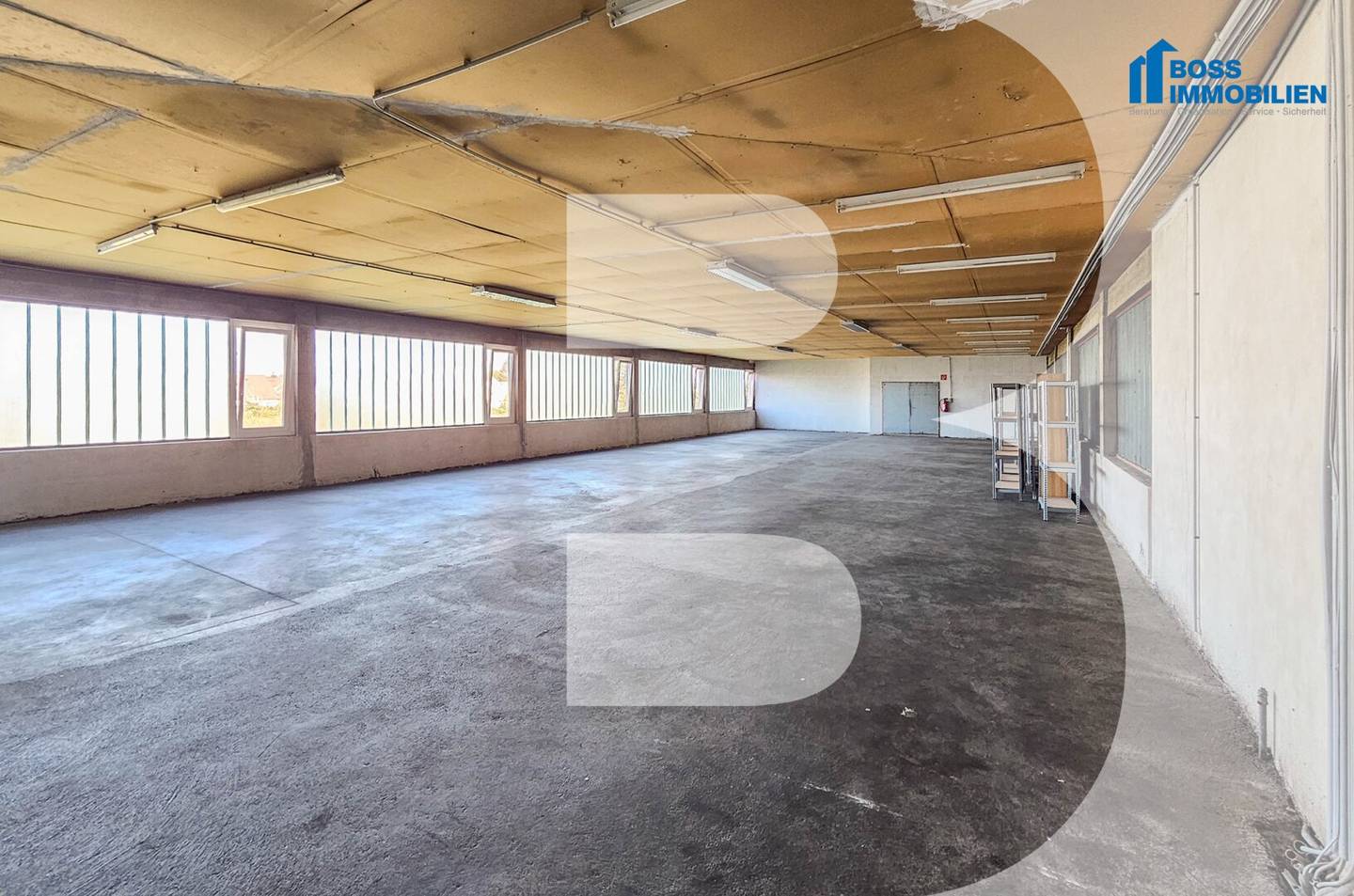 large storage area 330 m² usable space