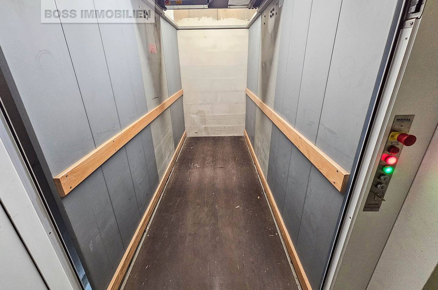 large storage area 330 m² usable space