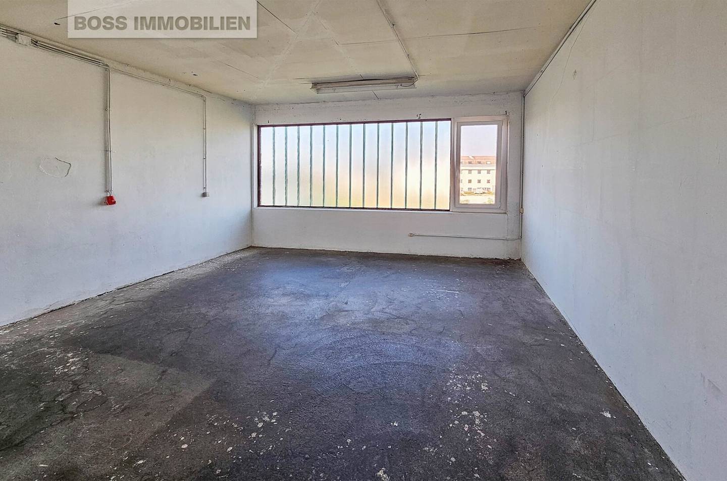large storage area 330 m² usable space