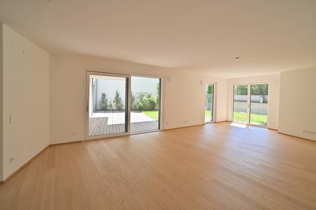 Apartment with spacious garden and terrace
