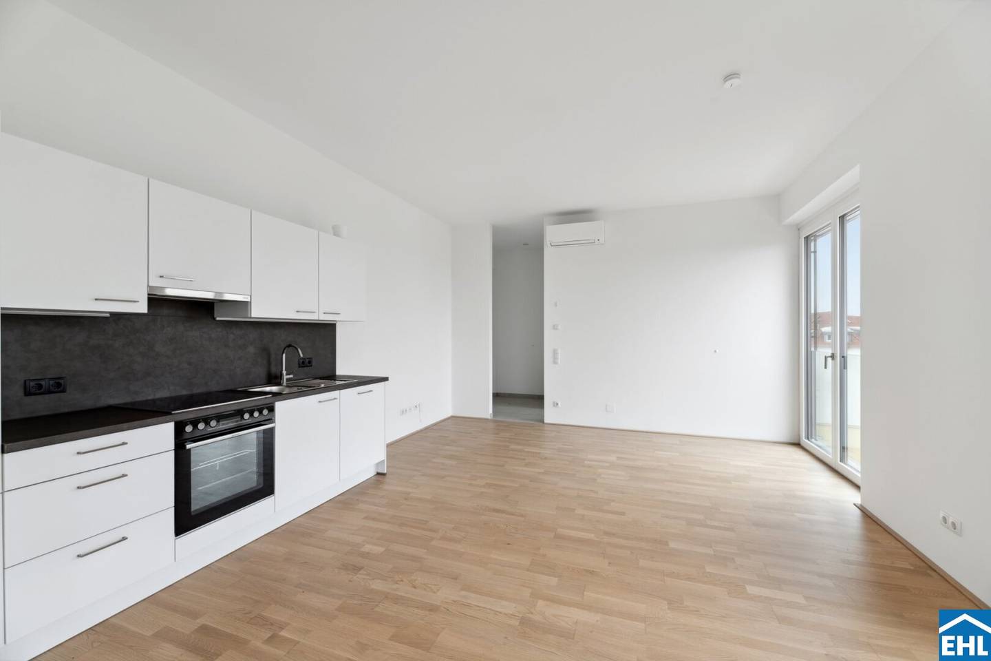 COMMISSION-FREE for the tenant! FIRST OCCUPANCY: Living in Süd Spitz