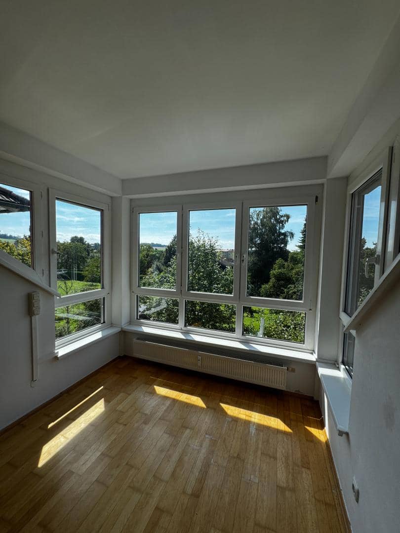 Top floor apartment at Market Square with Carport