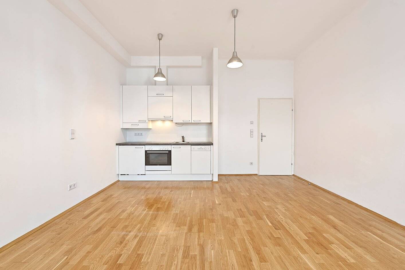 Möglichkeit zur Zusammenlegung im Altbau mit Eigengarten! Zwischen Rochusmarkt und Kardinal Nagl- Platz!