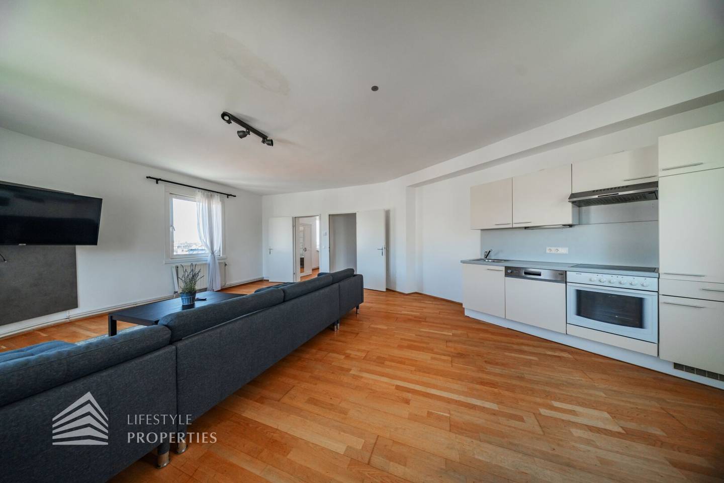 Attic apartment near Westbahnhof bay window