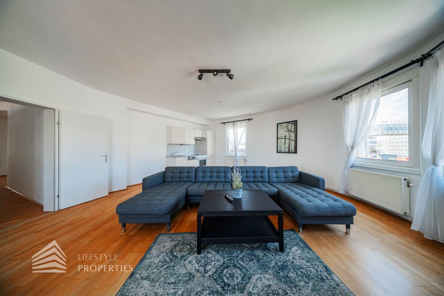 Attic apartment near Westbahnhof bay window
