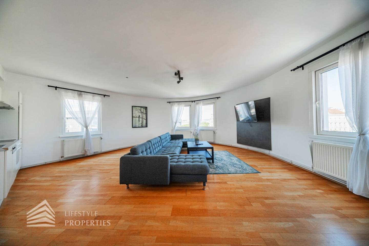 Attic apartment near Westbahnhof bay window