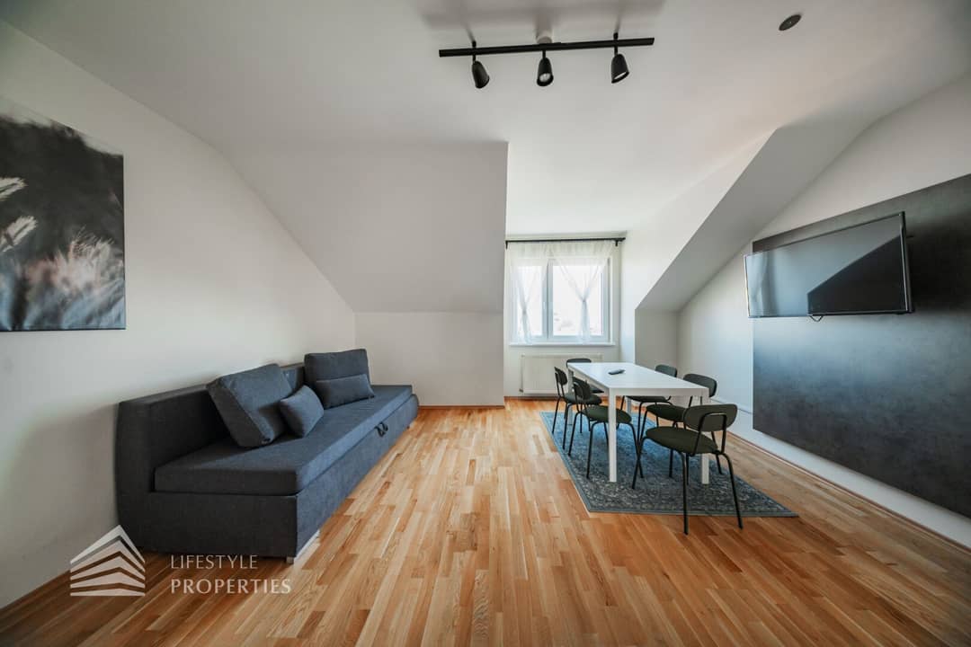 Dachgeschosswohnung im Altbau mit Lift
