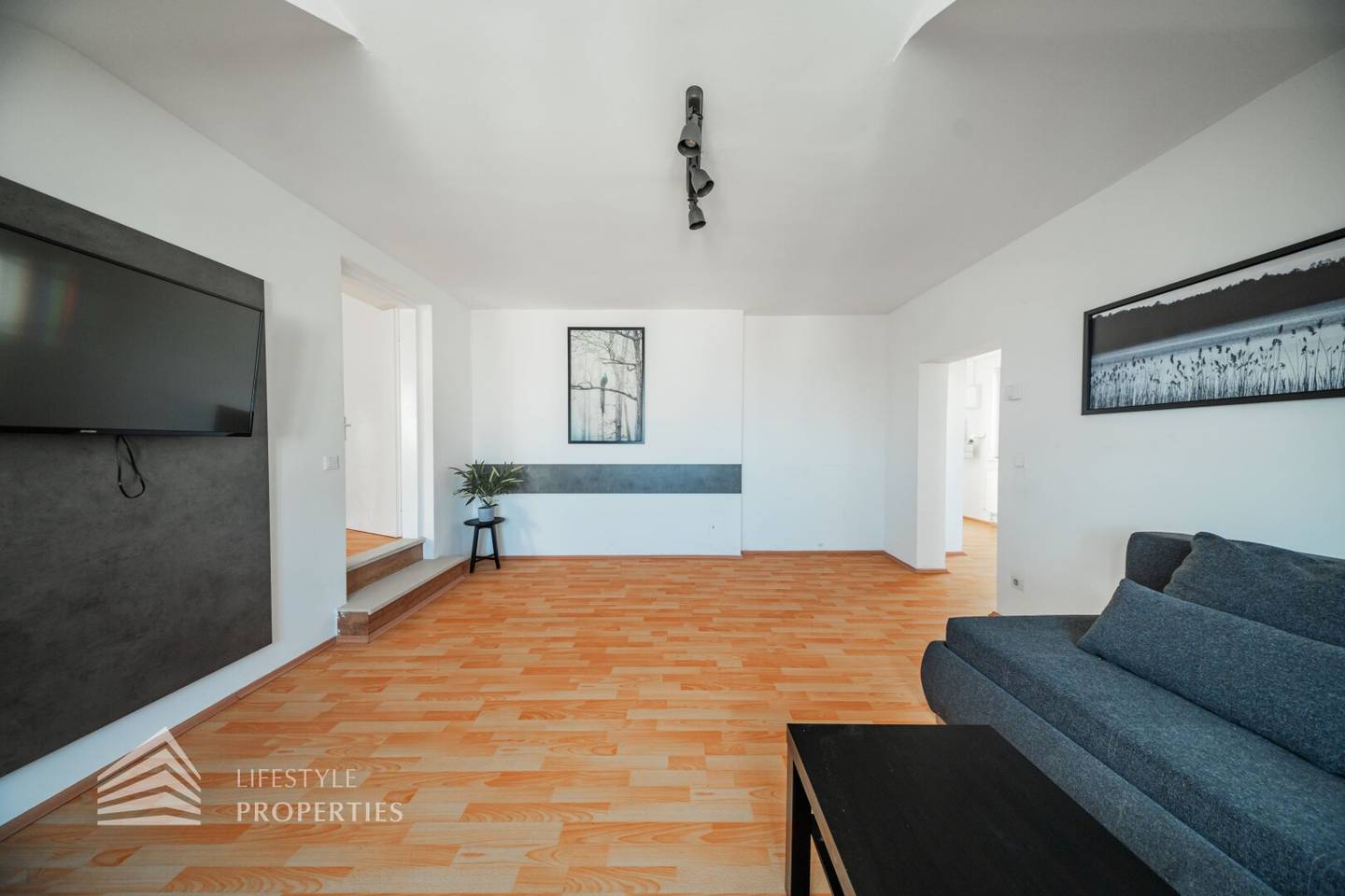 Dachgeschosswohnung nahe Westbahnhof im Stilaltbau