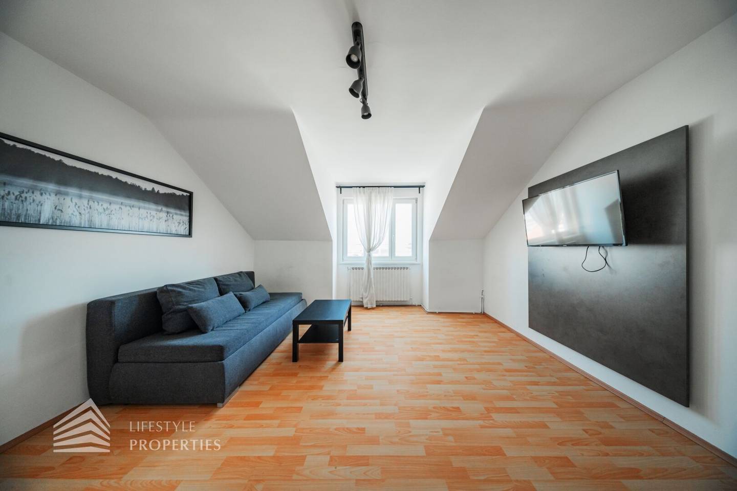 Dachgeschosswohnung nahe Westbahnhof im Stilaltbau