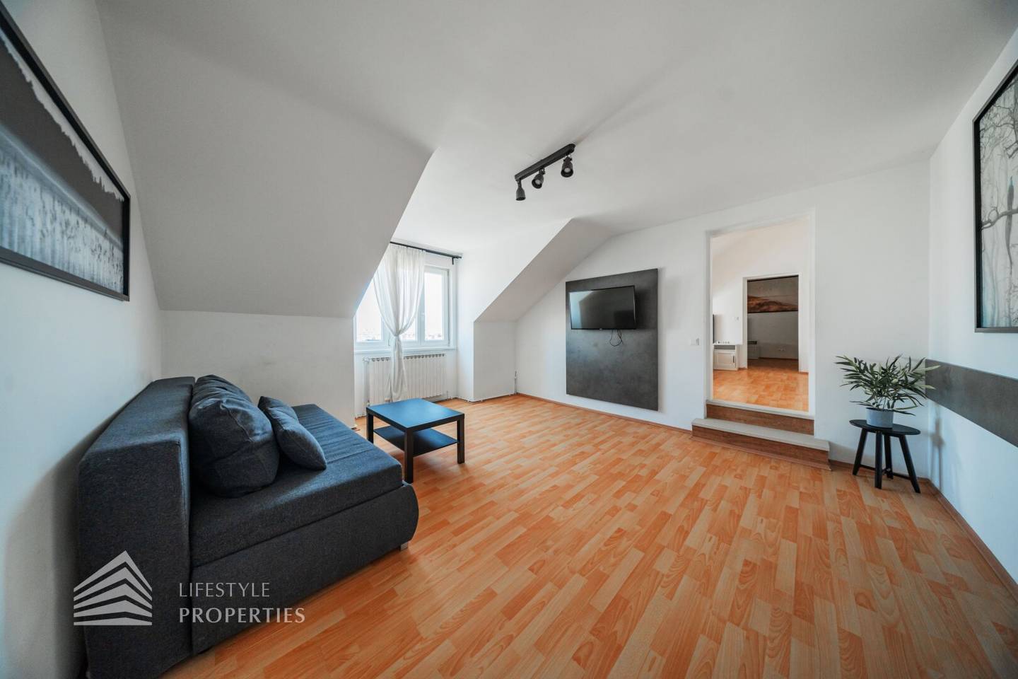 Dachgeschosswohnung nahe Westbahnhof im Stilaltbau