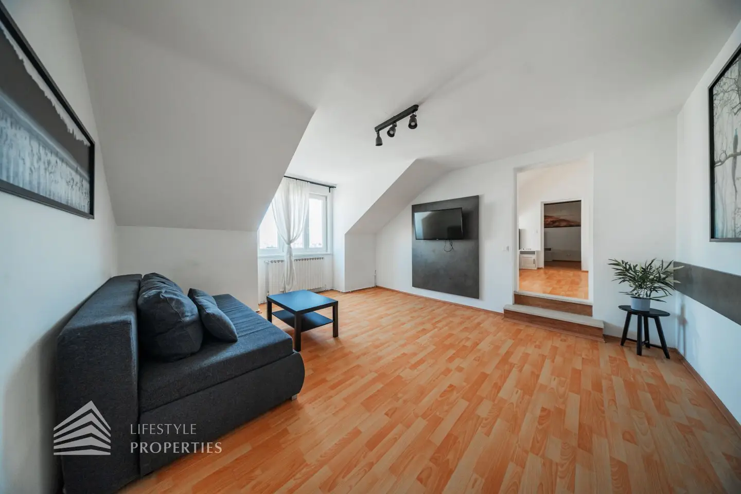 Attic apartment near Westbahnhof in a historic building