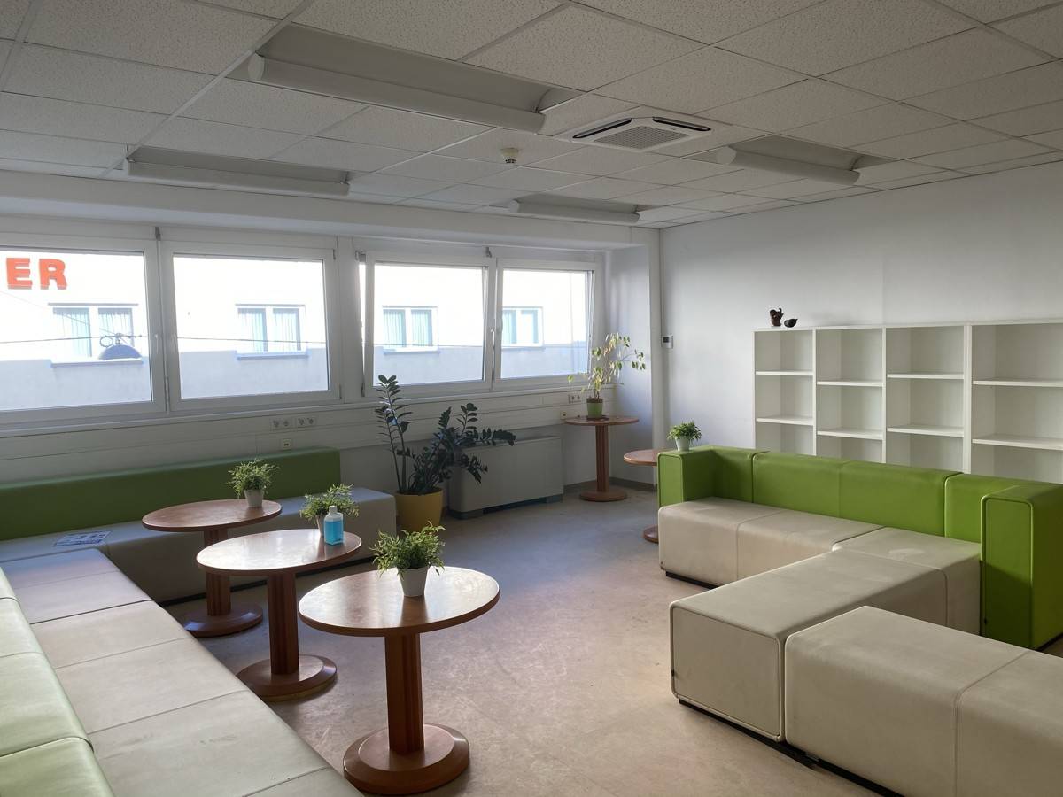 Apartment with excellent connectivity and underground parking and an in house canteen
