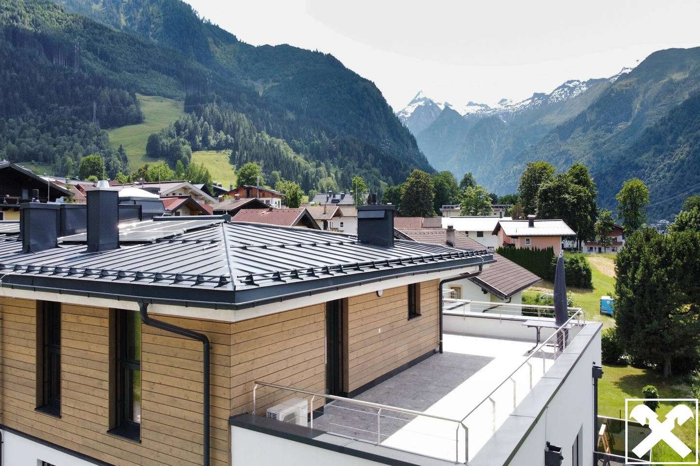 Apartment in quiet central location with mountain view