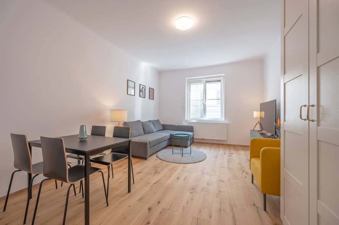 <p>This studio flat is perfectly located in the 2nd district in one of the most popular areas of beautiful Vienna and <strong>within walking distance</strong> to the <strong>city centre</strong>. Reaching the tram 1 within a 5 minute walk it will take you to the 1<sup>st</sup> district within 9 minutes or simply take a stroll down the famous danube channel you will reach the 1<sup>st</sup> district within 20 minutes of walking. The spacious greens of the Wiener Prater await you basically just around the corner. Next to the apartment you find lots of traditional viennese cafés and restaurants.</p>

<p>This studio is a 1 room apartment with a separate kitchen and bathroom. There are supermarkets in walking distance although the area is very calm and quiet at night. </p>

<p>available from: 13.07.26</p>

<p>Key facts:</p>

<ul>
	<li>total size ca. 35m²</li>
	<li>newly renovated! </li>
	<li>1 room </li>
	<li>furnished (see fotos)</li>
	<li>ready to move in</li>
	<li>available from minimum two month up to maximum 6 months</li>
	<li>bathroom with shower and toilet</li>
	<li>monthly rent 999,00.- (including electricity, heating and internet)</li>
	<li>no commission</li>
	<li>2000 euros deposit</li>
	<li>No main residence registration possible</li>
</ul>

<p>Unsere Allgemeinen Geschäftsbedingungen können Sie sowohl in dem Ihnen zugesandten Expose einsehen als auch auf unserer Homepage. Wir weisen ausdrücklich darauf hin, dass diese AGBs Vertragsinhalt werden.</p>

<p>Der Schutz von personenbezogenen Daten ist uns wichtig und auch gesetzlich gefordert. Die Verarbeitung Ihrer personenbezogenen Daten erfolgt nach den datenschutzrechtlichen Bestimmungen. Auf unserer Homepage (unter Datenschutzinformation) finden Sie eine Übersicht die Sie über die wichtigsten Aspekte der Verarbeitung personenbezogener Daten informieren soll.</p>
<p>Wir weisen darauf hin, dass zwischen dem Vermittler und dem zu vermittelnden Dritten ein familiäres oder wirtschaftliches Naheverhältnis besteht.</p>
<p>Der Immobilienmakler erklärt, dass er – entgegen dem in der Immobilienwirtschaft üblichen Geschäftsgebrauch des Doppelmaklers – einseitig nur für den Vermieter tätig ist.</p><br /><p><strong>Infrastruktur / Entfernungen</strong></p><p><strong>Gesundheit</strong><br />Arzt <500m<br />Apotheke <500m<br />Klinik <1.500m<br />Krankenhaus <1.500m<br /><br /><strong>Kinder &amp; Schulen</strong><br />Schule <500m<br />Kindergarten <500m<br />Universität <500m<br />Höhere Schule <1.500m<br /><br /><strong>Nahversorgung</strong><br />Supermarkt <500m<br />Bäckerei <500m<br />Einkaufszentrum <1.000m<br /><br /><strong>Sonstige</strong><br />Geldautomat <500m<br />Bank <500m<br />Post <500m<br />Polizei <1.000m<br /><br /><strong>Verkehr</strong><br />Bus <500m<br />U-Bahn <1.000m<br />Straßenbahn <500m<br />Bahnhof <500m<br />Autobahnanschluss <2.500m<br /><br /><sub>Angaben Entfernung Luftlinie / Quelle: OpenStreetMap</sub></p><br />