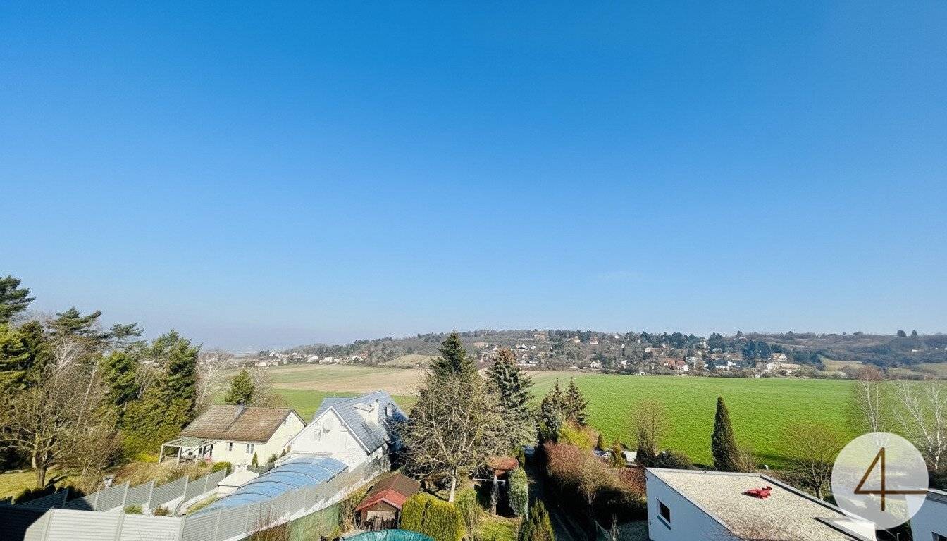 City villa with park-like garden, 1953 m² plot size, directly on the Bisamberg, private access to the forest, green views, quiet location