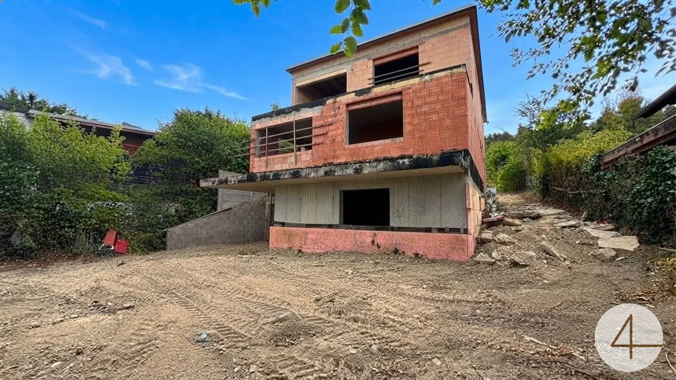 City villa with park-like garden, 1953 m² plot size, directly on the Bisamberg, private access to the forest, green views, quiet location