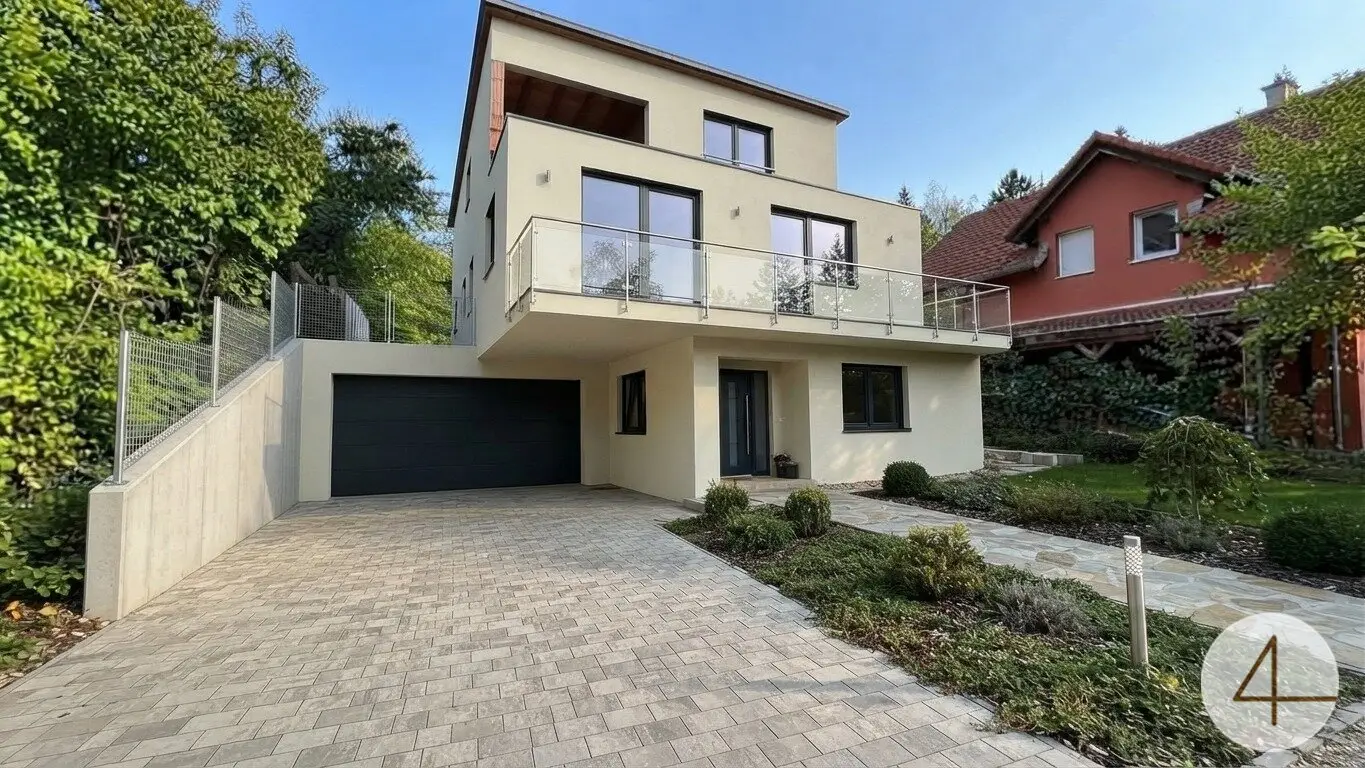 City villa with park-like garden, 1953 m² plot size, directly on the Bisamberg, private access to the forest, green views, quiet location