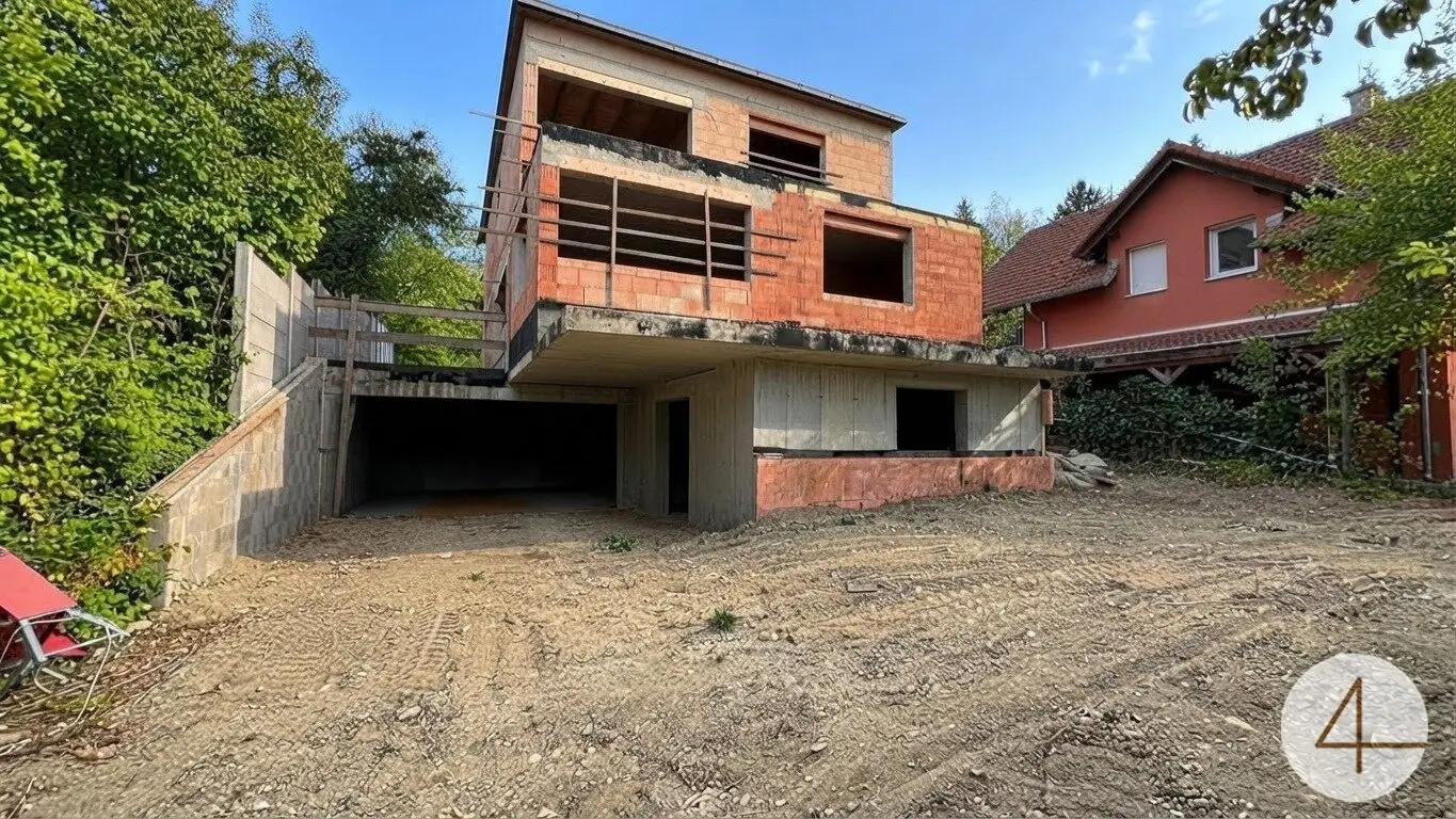 City villa with park-like garden, 1953 m² plot size, directly on the Bisamberg, private access to the forest, green views, quiet location