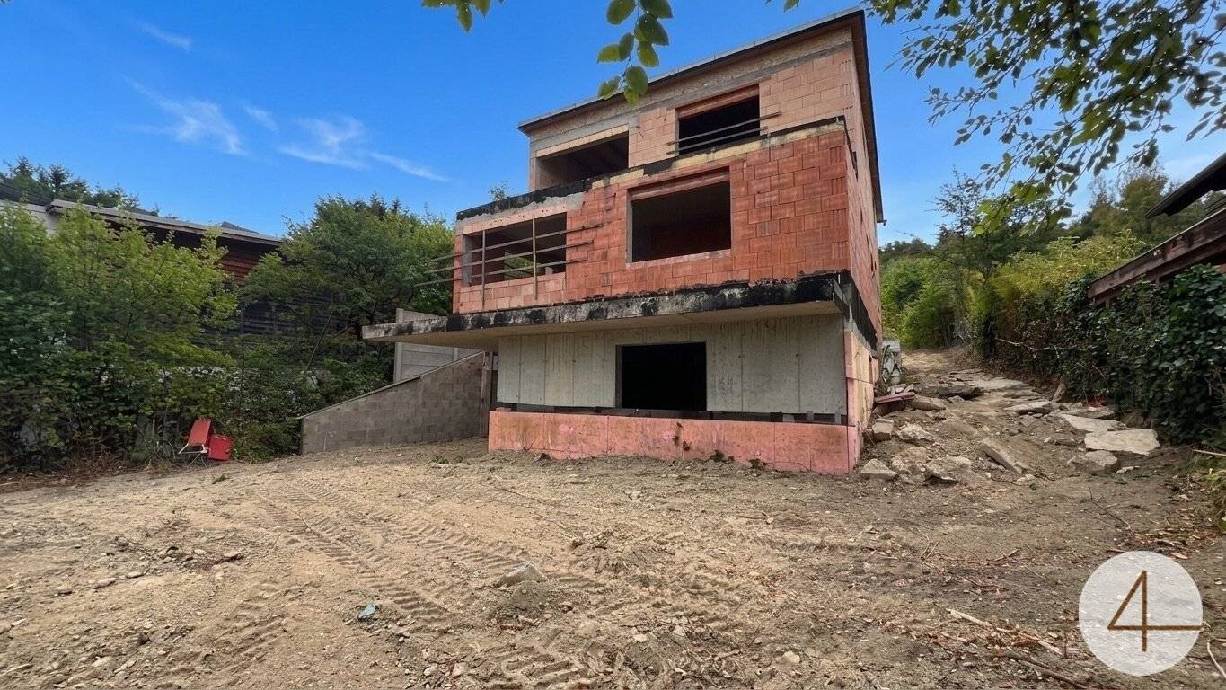 City villa with park-like garden, 1953 m² plot size, directly on the Bisamberg, private access to the forest, green views, quiet location