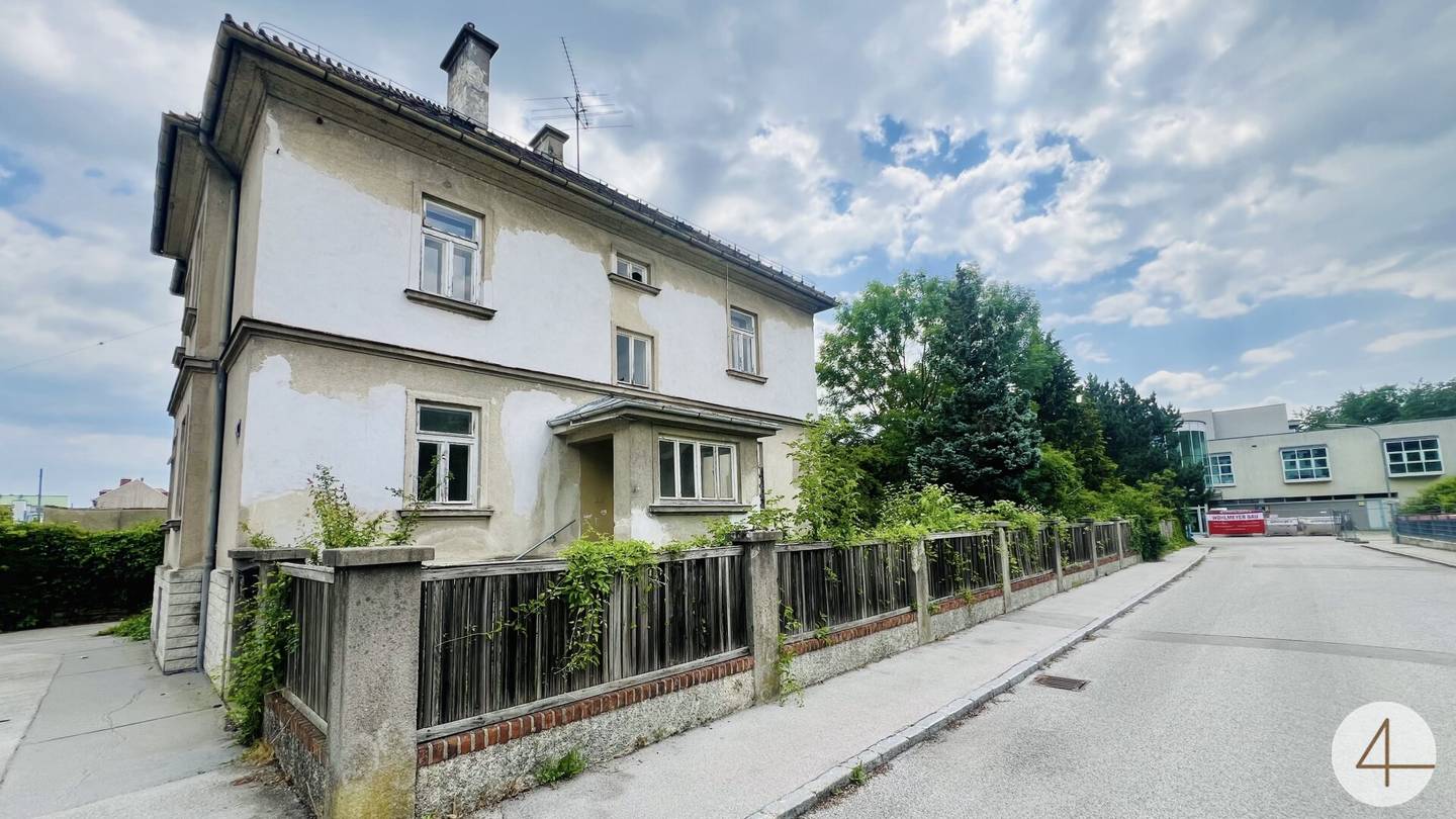 Zweifamilienhaus mit Umbau Studie in zentraler Lage