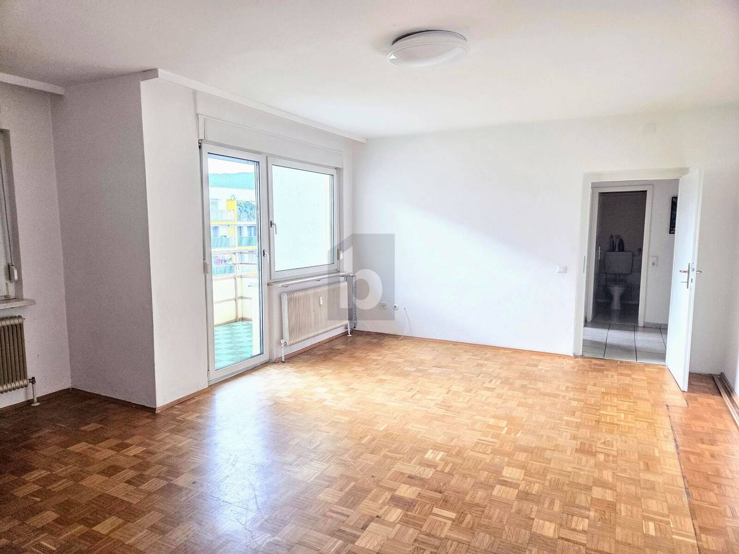 Helle Wohnung nahe Citypark mit Lift und Parkplatz