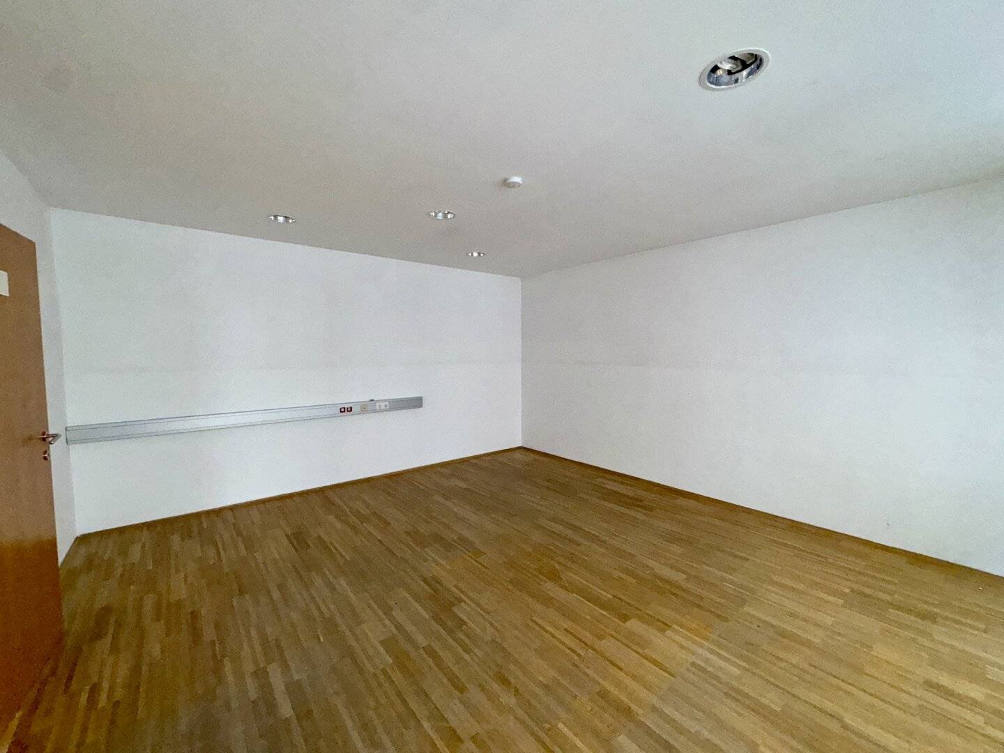 Apartment quiet location available now