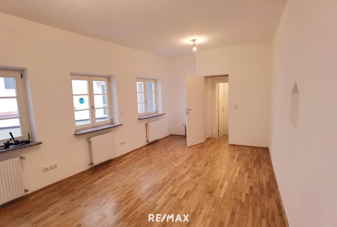 Kleines Büro am Stadtplatz in Braunau – 22,92 m², hell, zentral