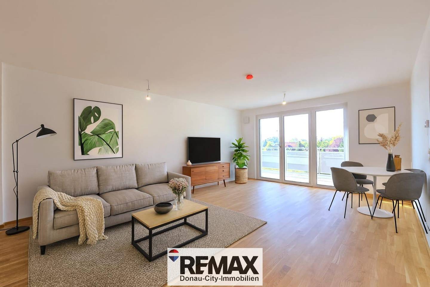 Apartment newly built with a convenience store in the building and elevator