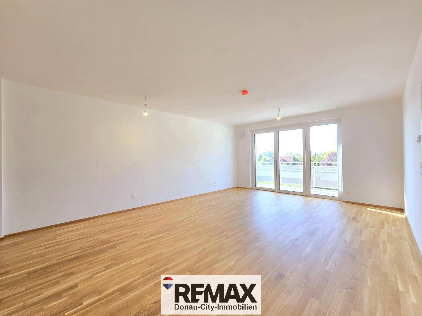 Apartment newly built with a convenience store in the building and elevator