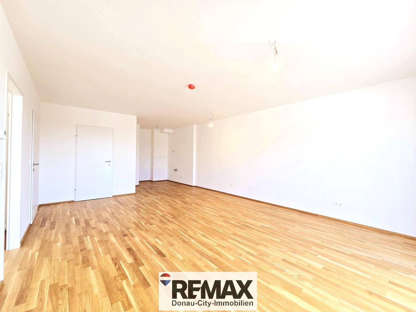Apartment newly built with a convenience store in the building and elevator