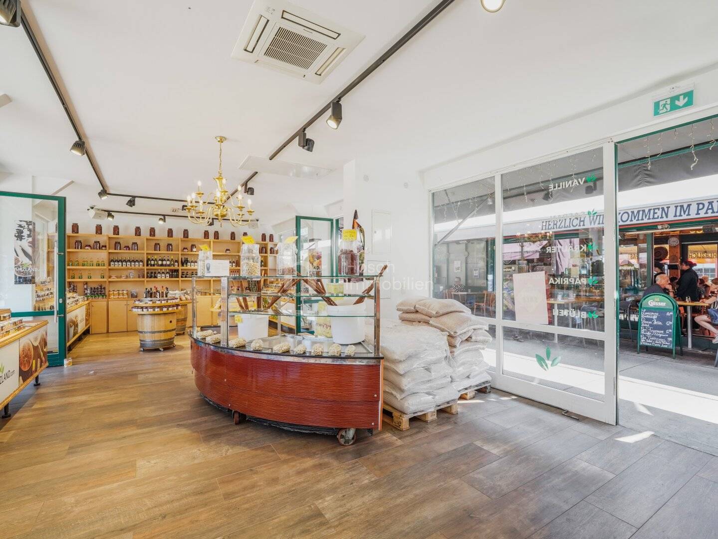 NASCHMARKT Business at the Heart of the City Stylish Commercial Premises in Prime Location