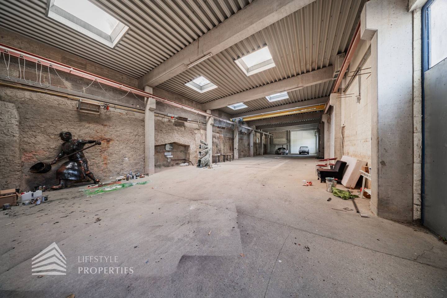 Attractive commercial jewel: warehouse hall and office spaces with photovoltaic system directly at the station