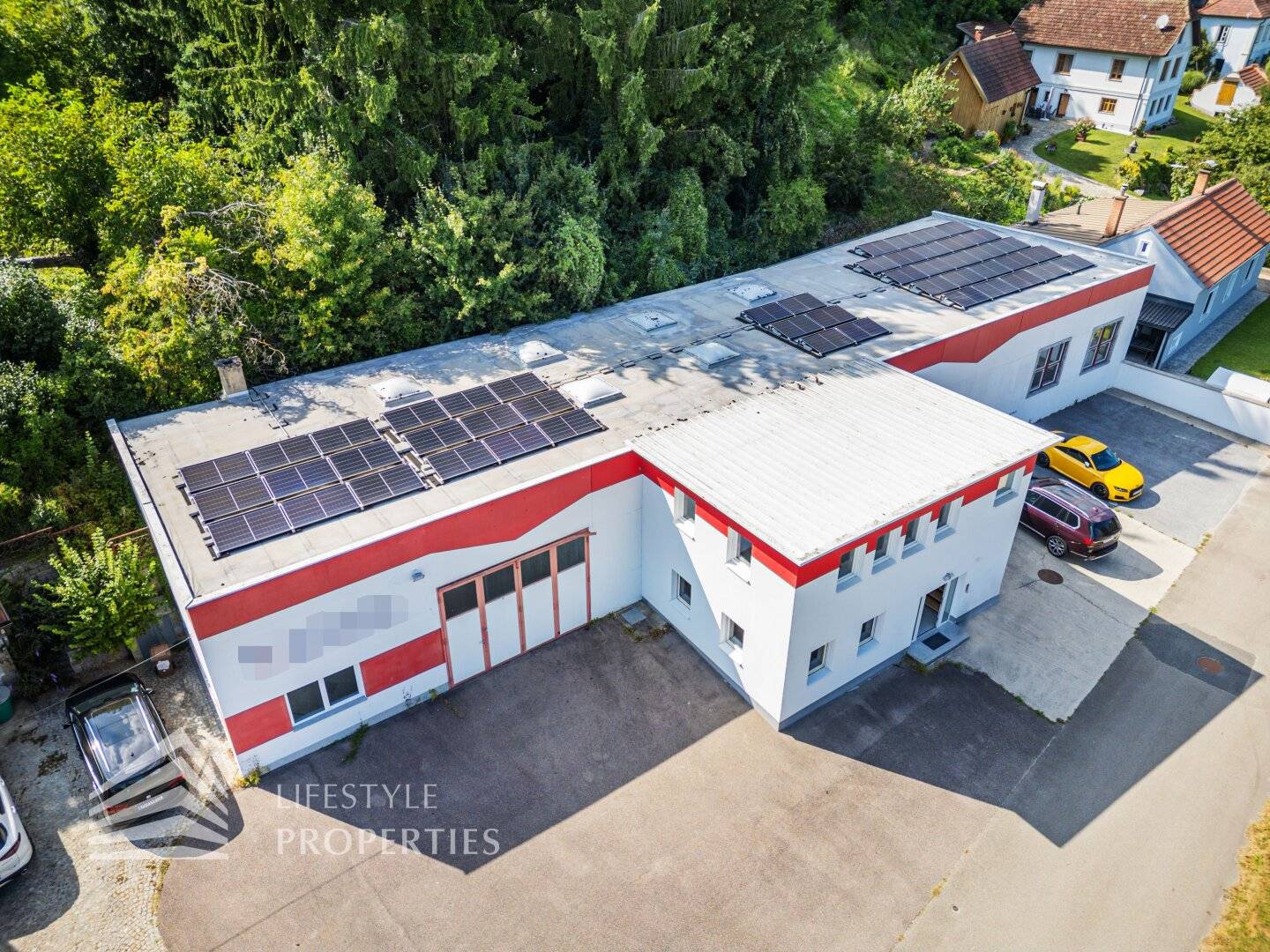 Attractive commercial jewel: warehouse hall and office spaces with photovoltaic system directly at the station