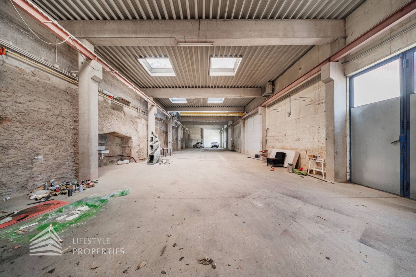 Attractive commercial jewel: warehouse hall and office spaces with photovoltaic system directly at the station