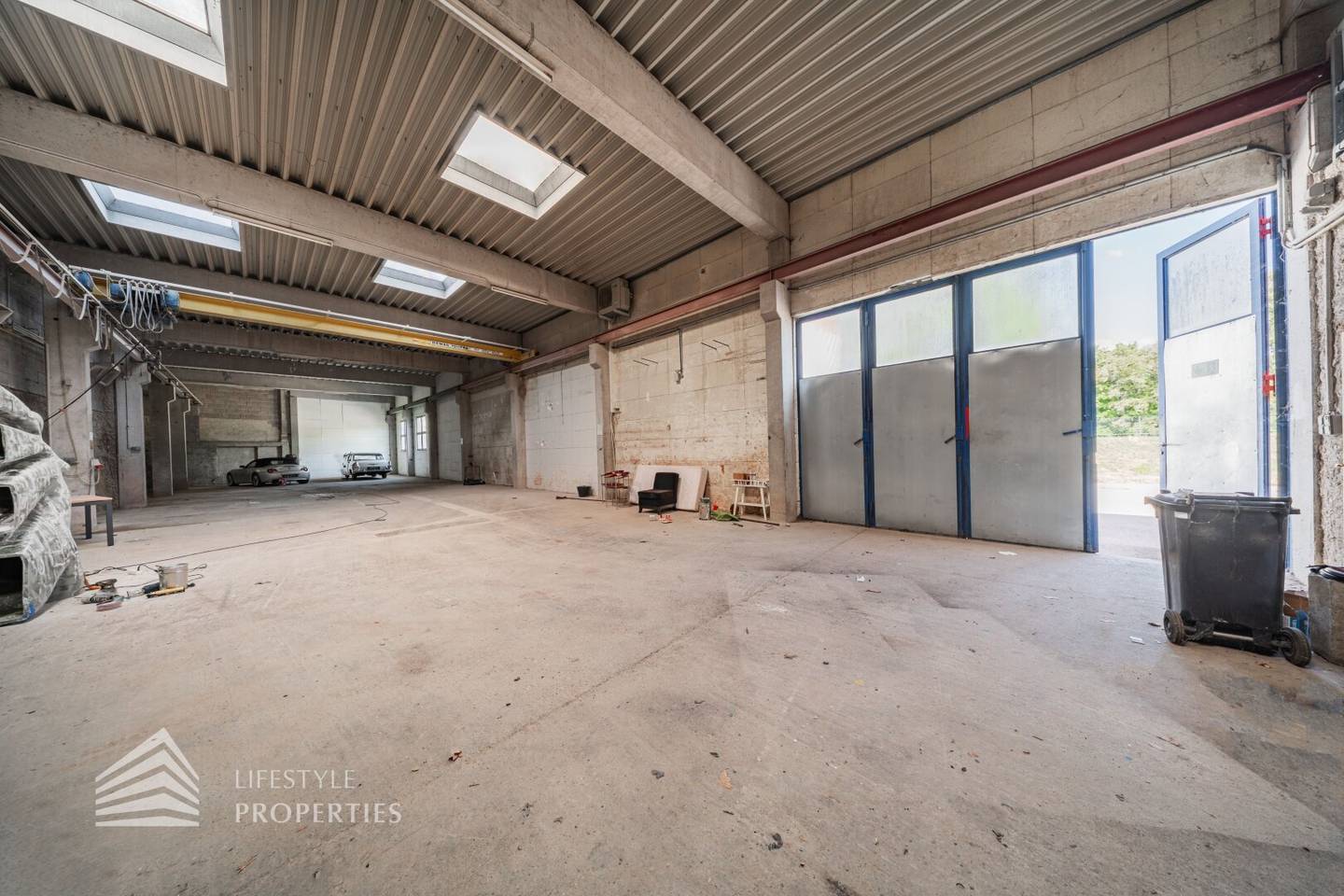 Attractive commercial jewel: warehouse hall and office spaces with photovoltaic system directly at the station