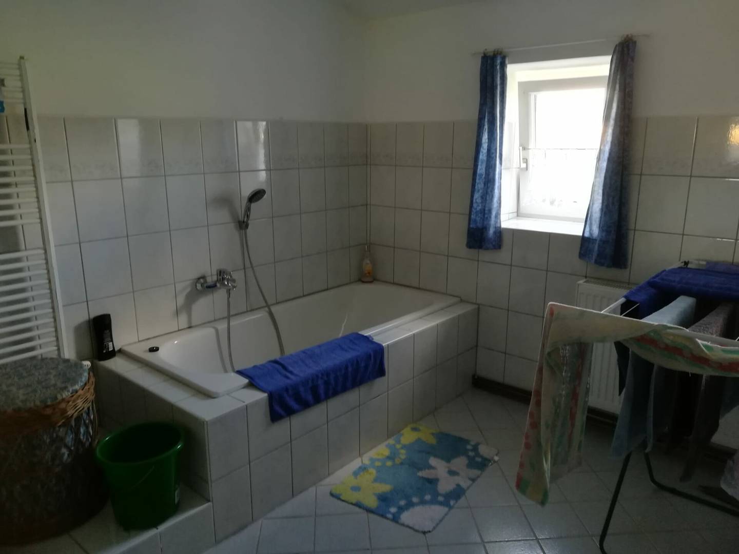 Grünland ca. 2,4 ha - mit Haus, Stadel und Garagen - ruhige und sonnige Lage !
