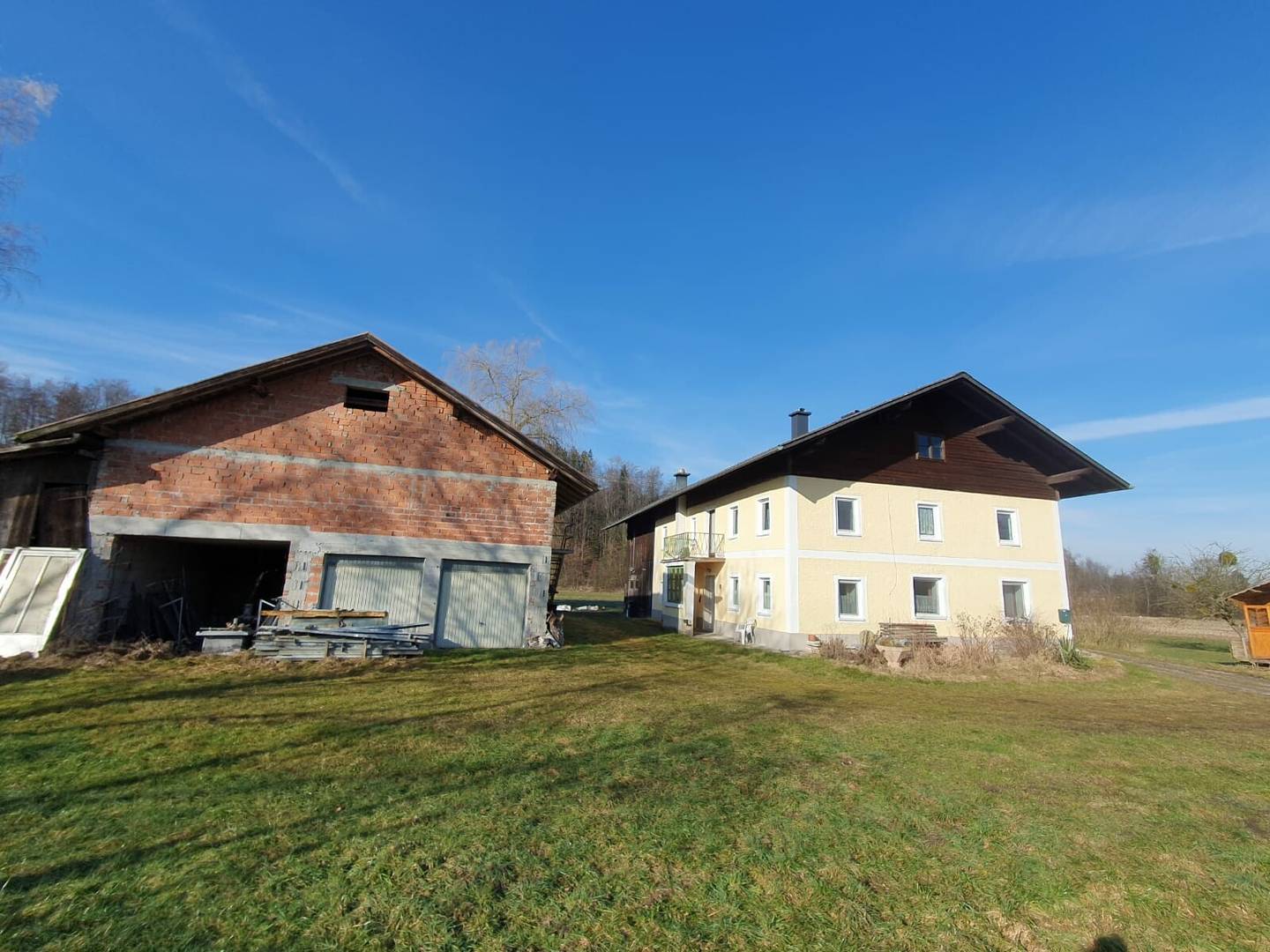 Grünland ca. 2,4 ha - mit Haus, Stadel und Garagen - ruhige und sonnige Lage !
