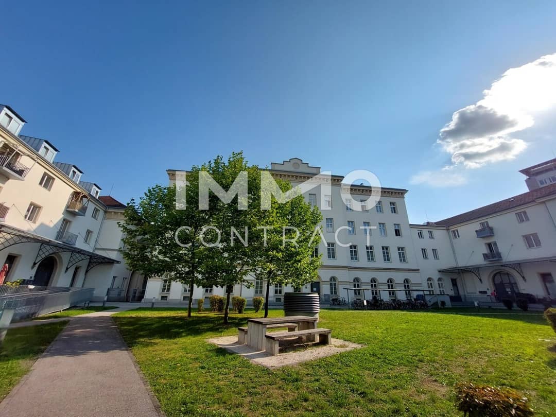 Apartment with built in kitchen and quiet courtyard