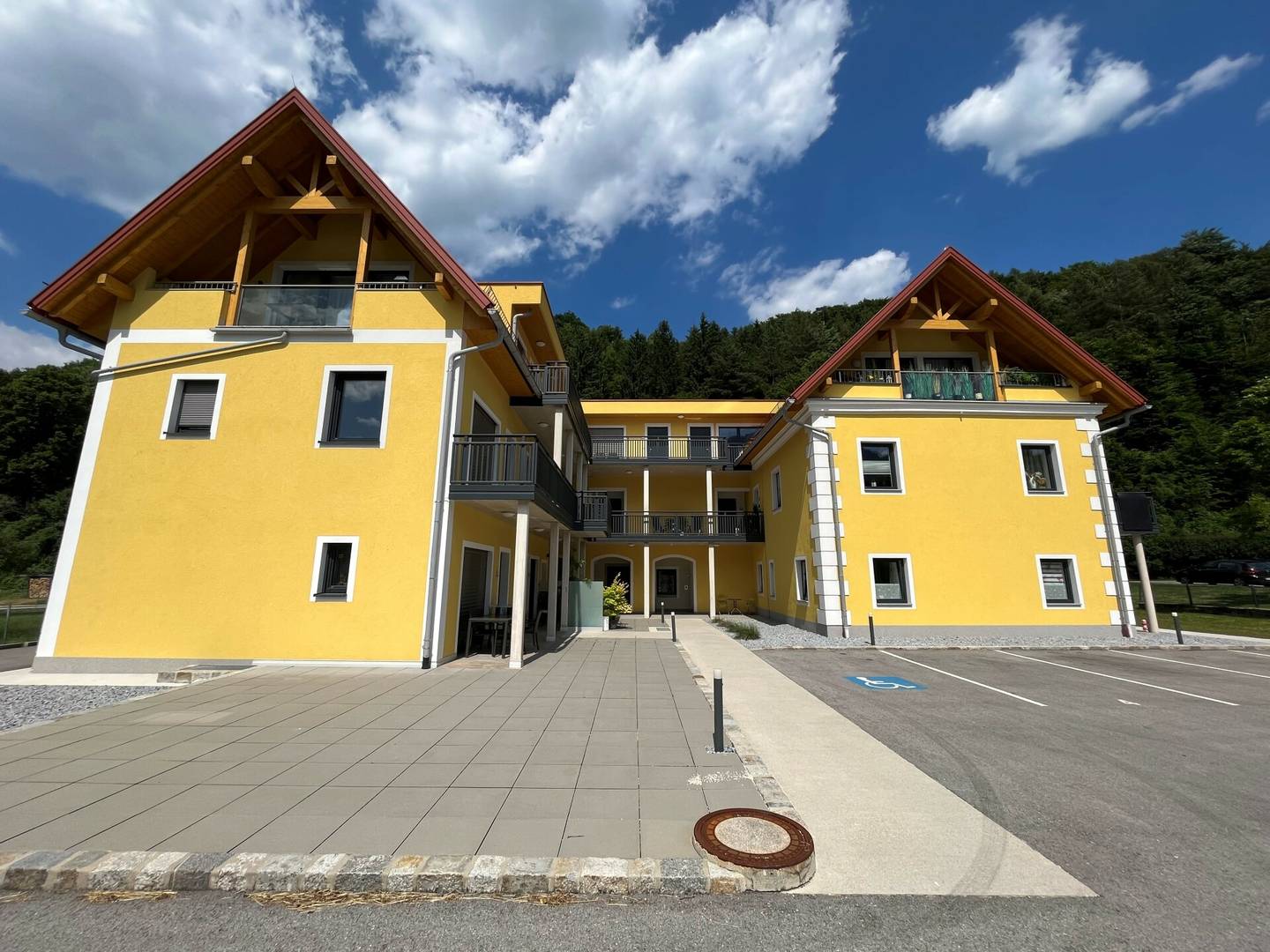 Renovated apartment with underfloor heating and elevator