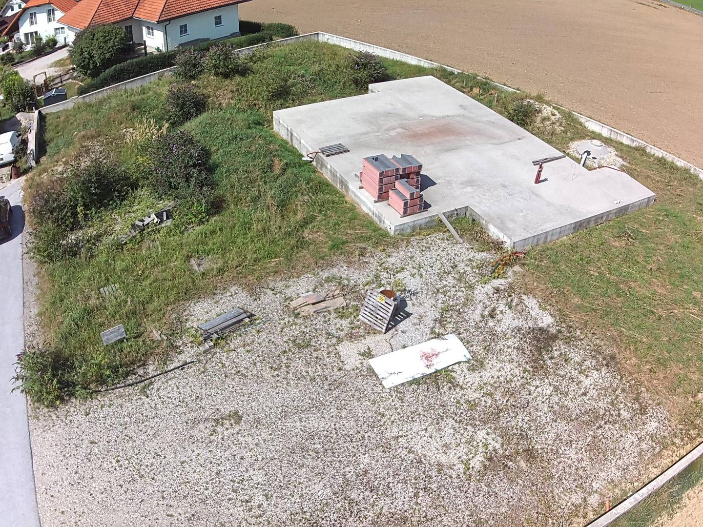 Baugrundstück in Feldkirchen-Aschau mit Bodenplatte und Einfriedung