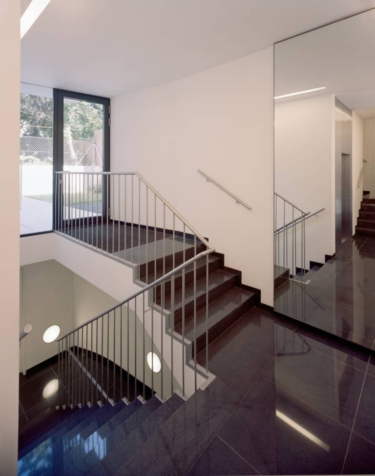 Apartment bright top floor office balcony garage