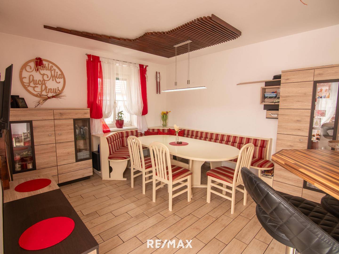 Großes Wohnhaus mit Heurigenlokal und 5 Gästezimmern in Wetzmannsthal